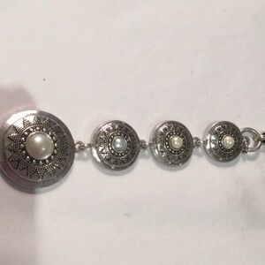 Lucky Brand simple bracelet with sun and pearl details